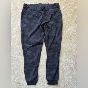 Lululemon x Barry’s Heritage 365 Camo Black Camoflauge On the Fly Jogger